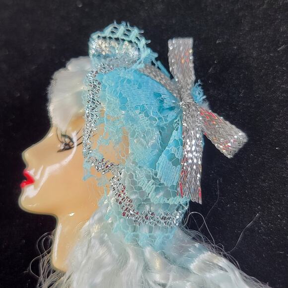 Glamour Lady Head Brooch Face With Lace and Long Blue Hair 1980's With Gift Box - Picture 4 of 8